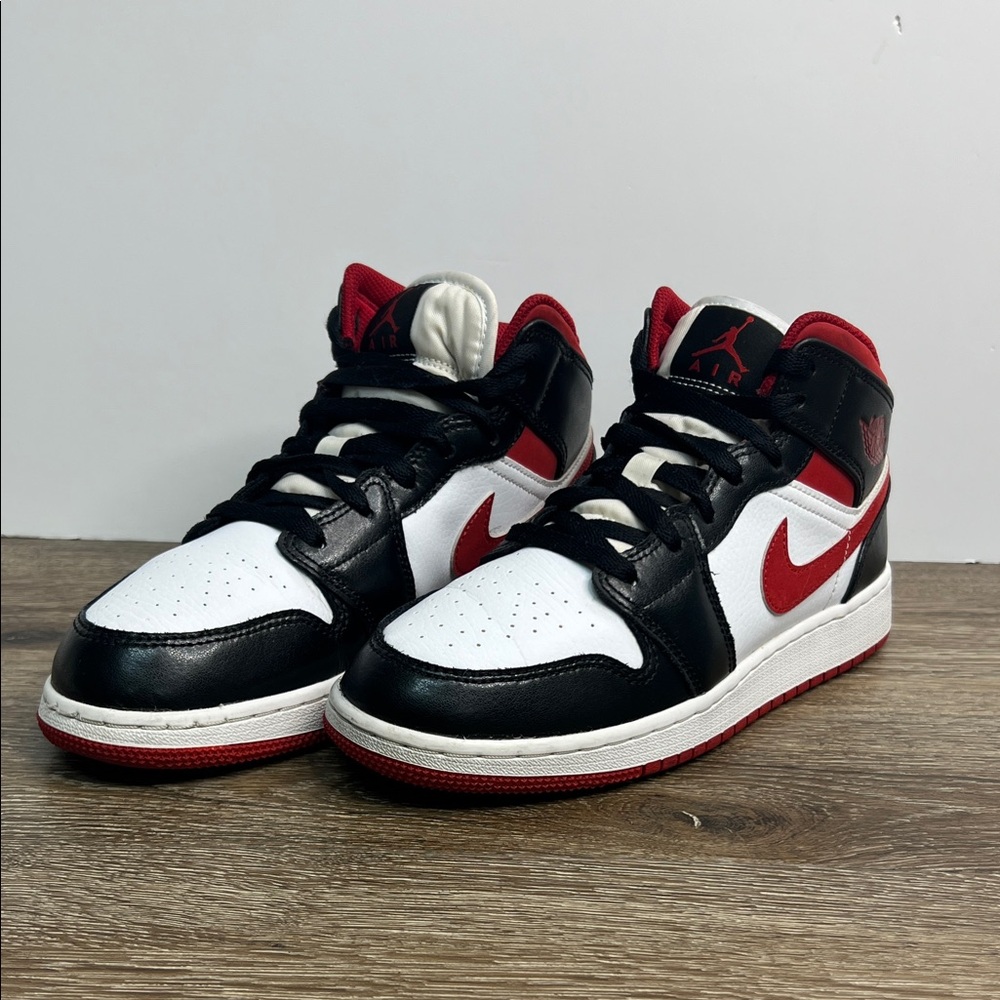 Nike Air Jordan 1 Mid Chicago Black Toe Youth Size 6.5Y Red Black White Sneakers